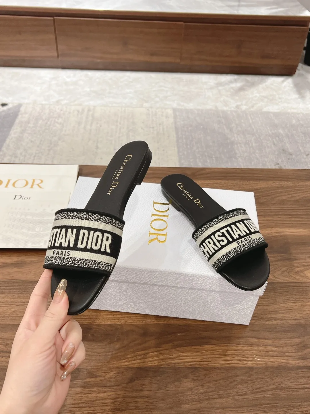 👟👟Ex-factory price 420👟👟 Dior • Dior 2024 DWAY spring and summer new one-word embroidered slippers •Top purchasing version CD letter logo three-dimensional embroidered cylindrical heel sandals Square toe thick heel jelly color open-toe slippers Upper: Original consistent high-temperature water-soluble cotton electro-embroidered technical silk fabric Lining: Water-dyed sheepskin lining Outsole: Italian genuine leather outsole Heel height: 1.5CM/4.5CM Code number: 34-43 (34.40.41.42.43 is customized and cannot be returned or exchanged)